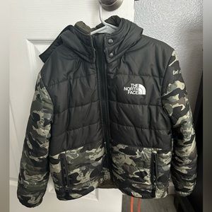 Boy’s reversible north face jacket 7/8
